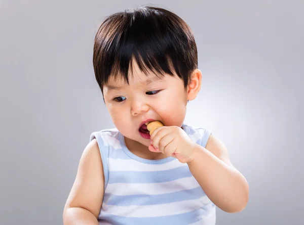 Bambino ragazzo avendo biscotto — Foto Stock