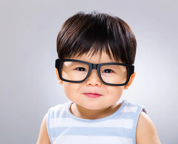 Bambino ragazzo con gli occhiali — Foto Stock