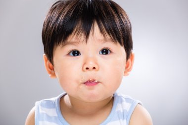 Bisküvi yeme bir şirin bebek