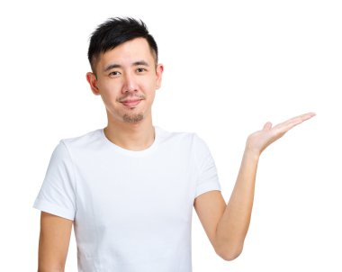 genç adam bir şey gösteren el ile