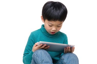 Asyalı çocuk konsantre tablet okuma