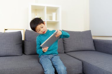 küçük çocuk tablet üzerinde oyun oynama