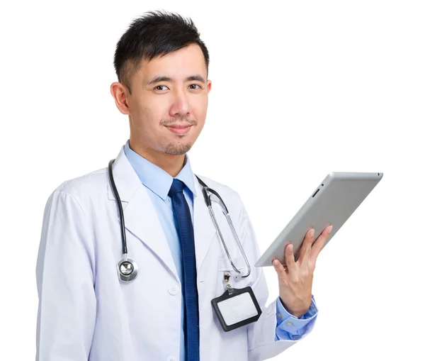 Médico médico hombre mantenga la tableta ordenador — Foto de Stock