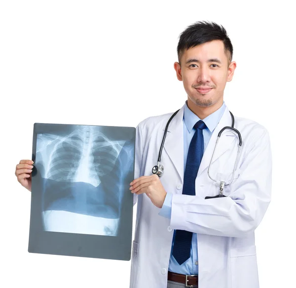 Olgun doktor holding x-ray — Stok fotoğraf