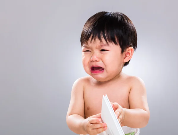 Liten pojke hatar läser bok — Stockfoto