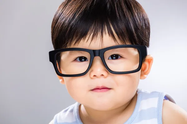 Inteligentne dziecko w okularach — Zdjęcie stockowe