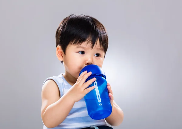Bébé garçon boire de la bouteille — Photo