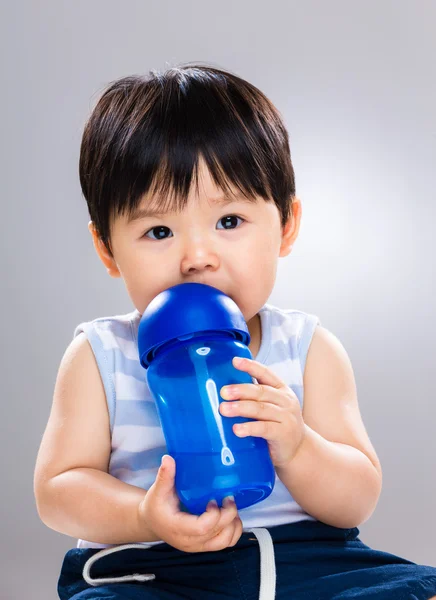 Liten gutt som drikker av vannflaske – stockfoto