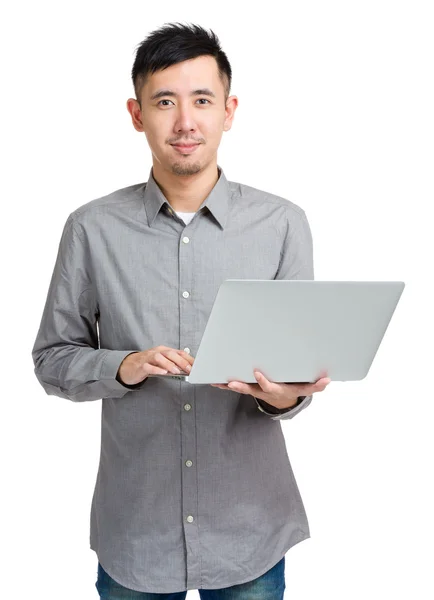 Homem de negócios segurando laptop — Fotografia de Stock