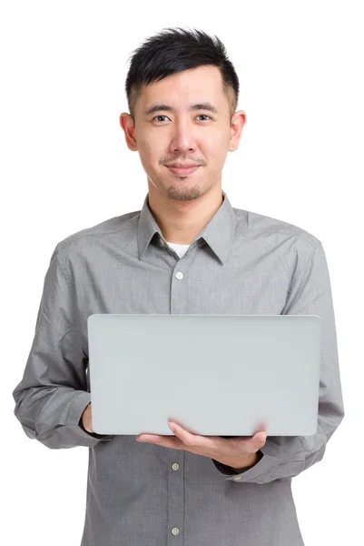 Felice giovane uomo con computer portatile — Foto Stock