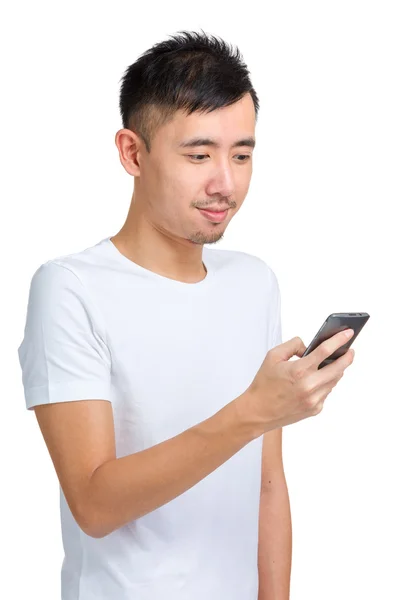 Junge asiatische Mann SMS-Nachricht — Stockfoto