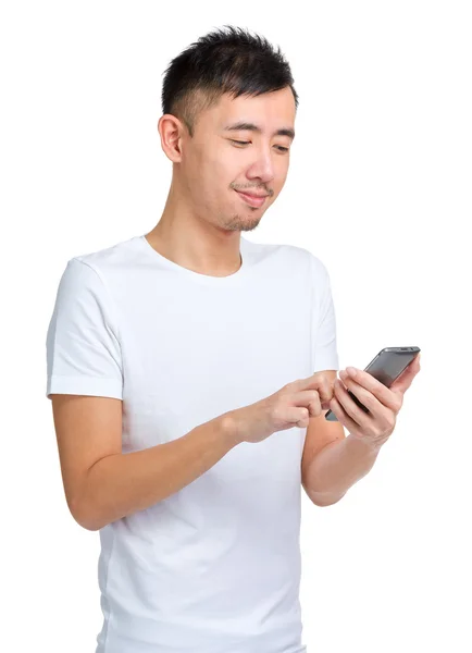 Aziatische man met smartphone — Stockfoto
