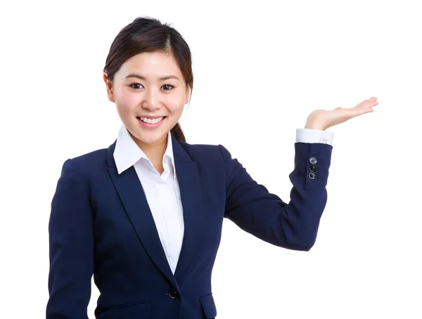 Mulher de negócios sorridente mostrando algo — Fotografia de Stock