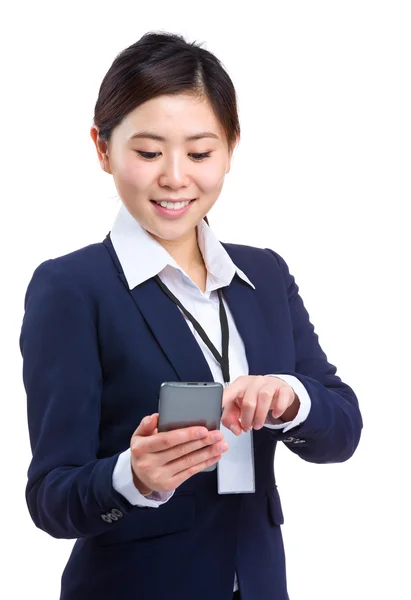 Mujer de negocios enviando mensaje de texto — Foto de Stock