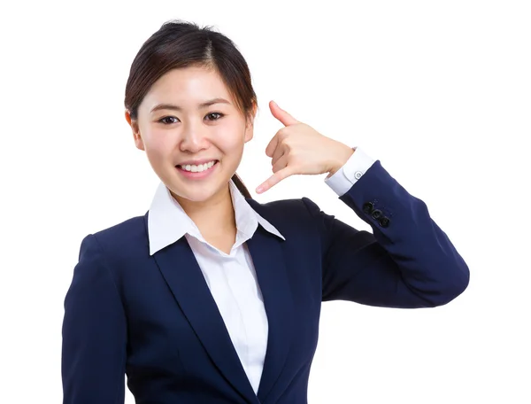 Mujer de negocios mostrando señal de llamada —  Fotos de Stock