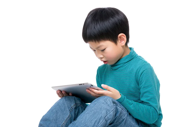 Asian little boy reading on tablet — Stock Photo, Image