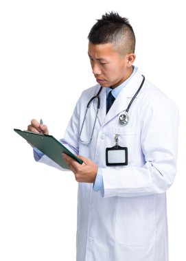 erkek doktor panosuna bir şey kaydetmek