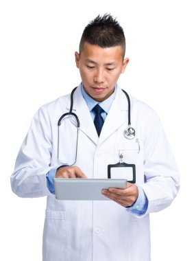 erkek doktor tablet kullanma