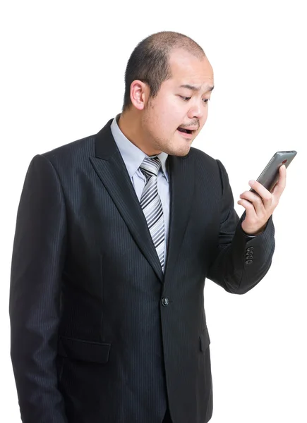Бизнесмен кричит по мобильному телефону — стоковое фото