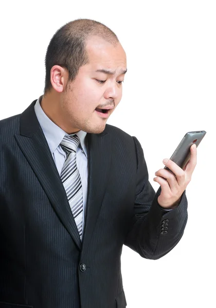 Разгневанный бизнесмен кричит на мобильный телефон — стоковое фото