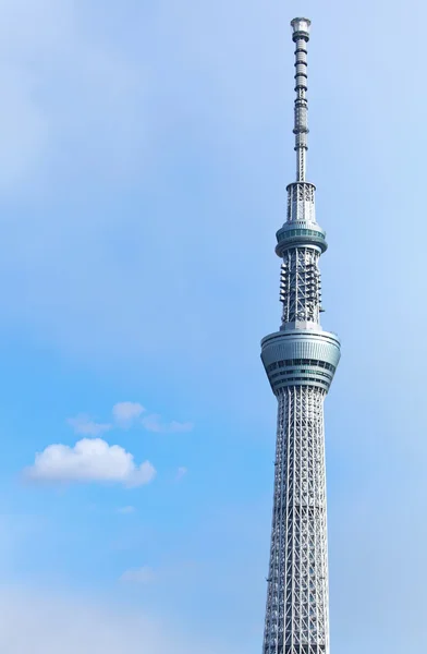 東京スカイツリー澄んだ青い空を背景 — ストック写真