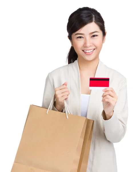 Mujer de compras feliz tomar tarjeta de crédito y bolsa de compras — Foto de Stock