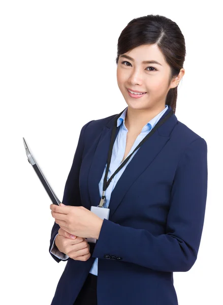 Mulher de negócios segurando com computador portátil — Fotografia de Stock