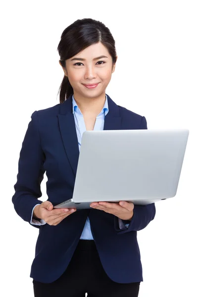 Asiática mulher de negócios usando notebook computador — Fotografia de Stock