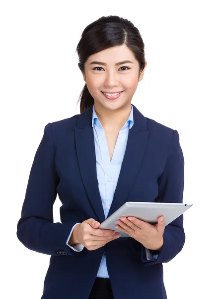 Junge Frau hält Tablet-PC in der Hand — Stockfoto