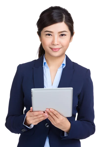 Mujer de negocios sosteniendo tableta —  Fotos de Stock