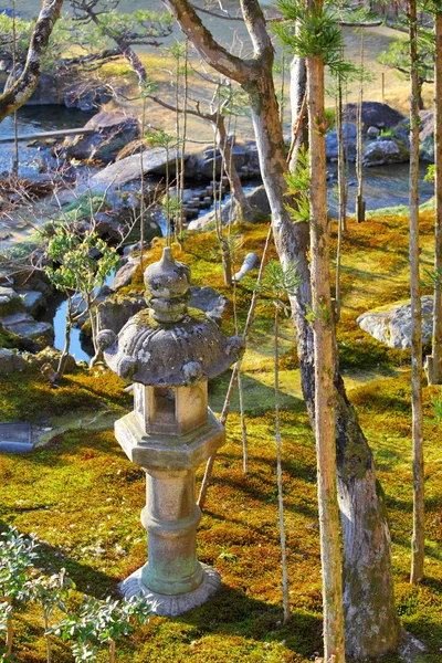 Farol de piedra en el jardín japonés — Foto de Stock