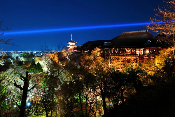 Kiyomizu chrámu v noci — Stock fotografie
