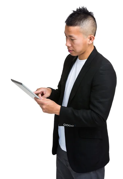 Homem de negócios asiático usando tablet — Fotografia de Stock