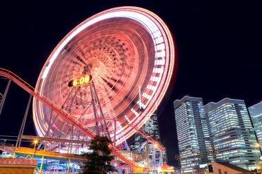 Geceleyin eğlence parkı