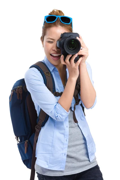 Mujer viajera tomando fotos — Foto de Stock