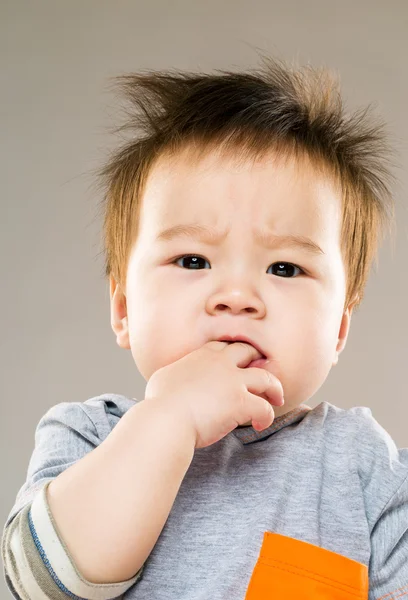 Baby jongen vinger in mond — Stockfoto