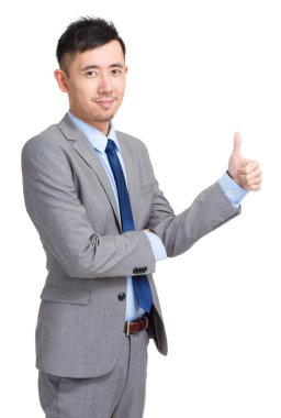 Gülümseyen işadamı başparmağıyla 