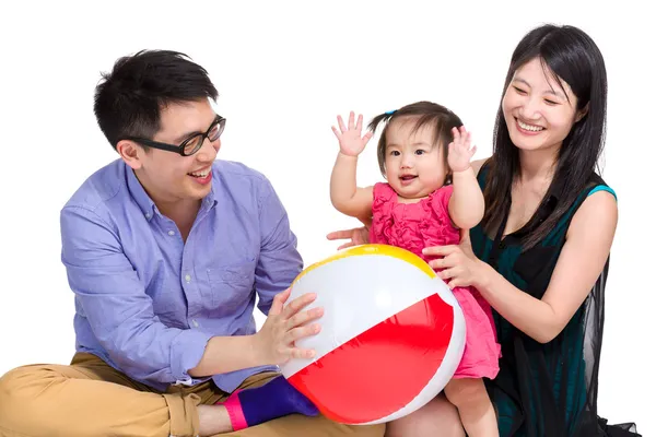 Азиатская семья играет в мяч — стоковое фото