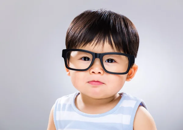 Mały chłopiec nosi okulary — Zdjęcie stockowe