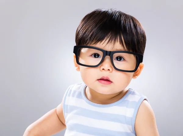 Bebé niño usando anteojos — Foto de Stock