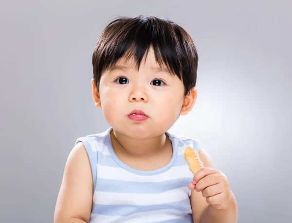 Lilla pojken äta kex — Stockfoto