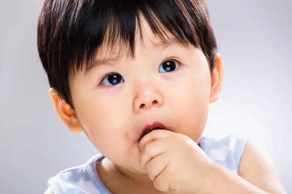 Chłopiec dziecko jedzenie cookie z bliska — Zdjęcie stockowe