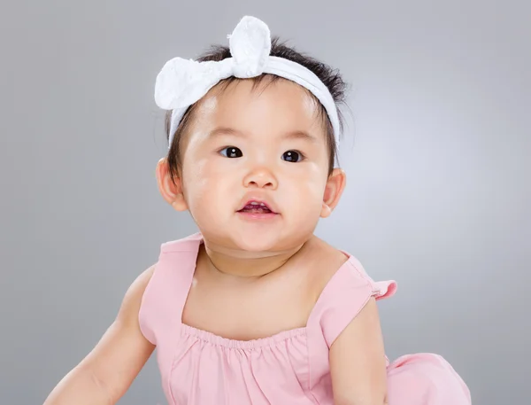 Bebé niña haciendo cara divertida — Foto de Stock