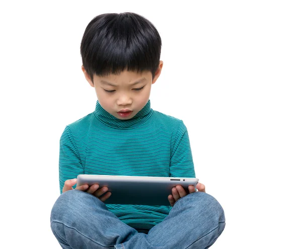 Kleine jongen met behulp van Tablet PC — Stockfoto