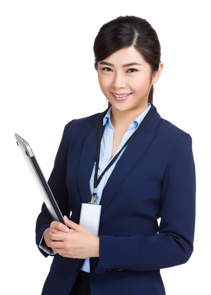 Mulher de negócios segurando computador portátil — Fotografia de Stock