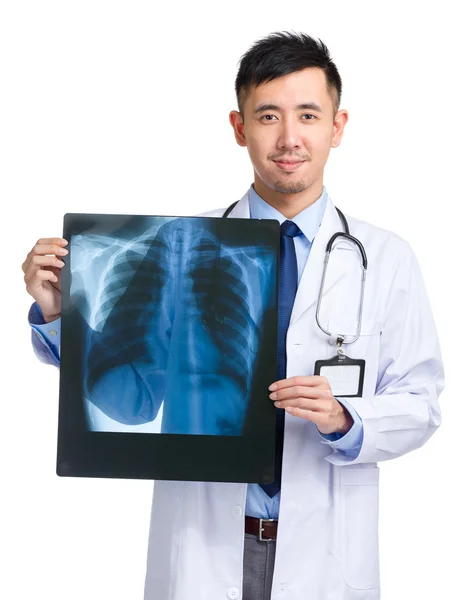 Азиатский врач проводит рентген — стоковое фото