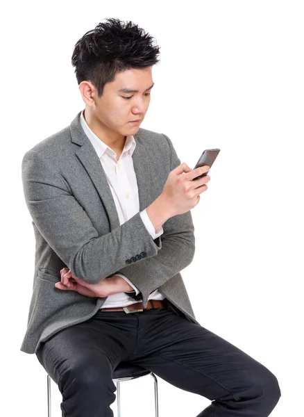 Geschäftsmann checkt E-Mail am Telefon — Stockfoto