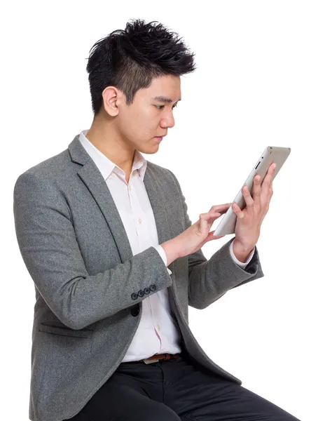 Joven hombre de negocios utilizar tableta digital —  Fotos de Stock