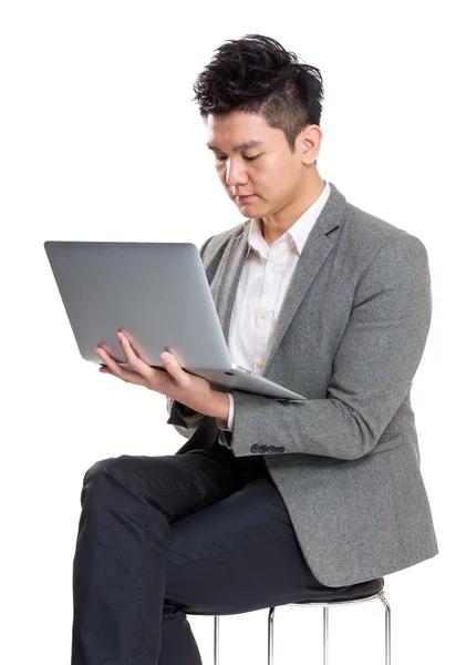 Zakelijke man gebruik laptop — Stockfoto