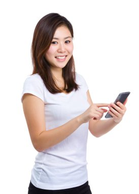 genç kadın metin üzerinde cep telefonu